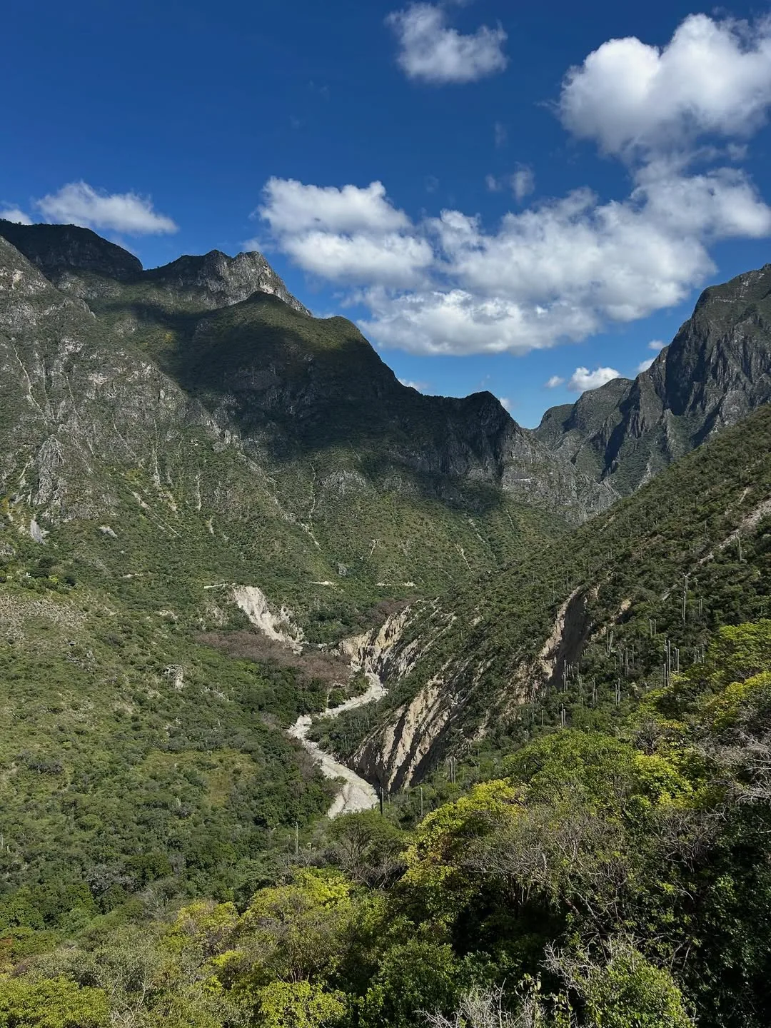 Cañón de Tolantongo con paredes de 800 metros