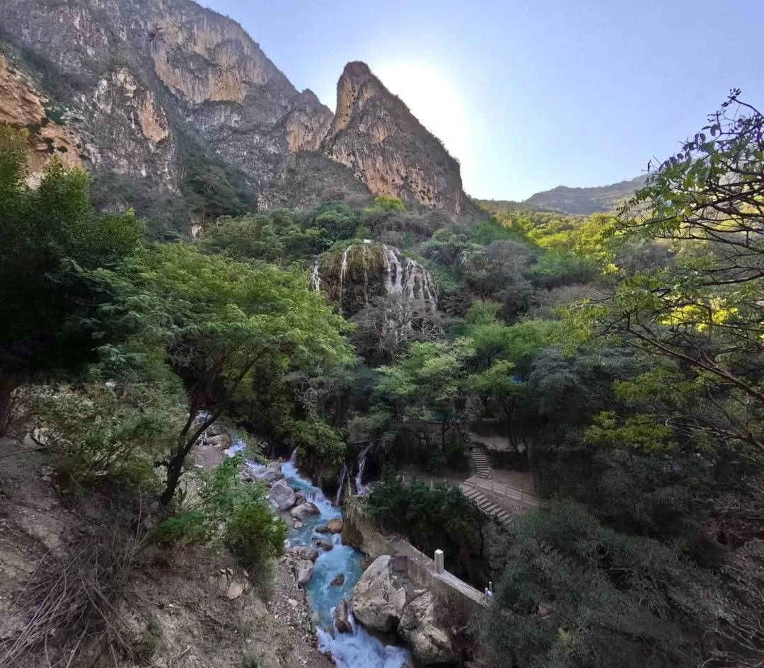 Vista soleada del cañón de Tolantongo con vegetación