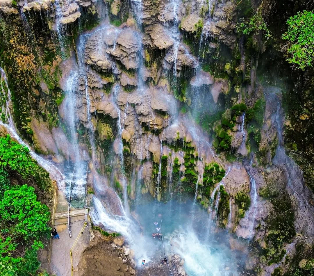 Vista aérea de la cascada mineral en el cañón de Tolantongo
