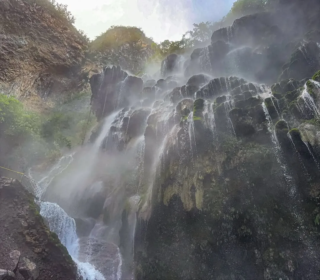 Cascada mineral con bruma en el cañón de Tolantongo