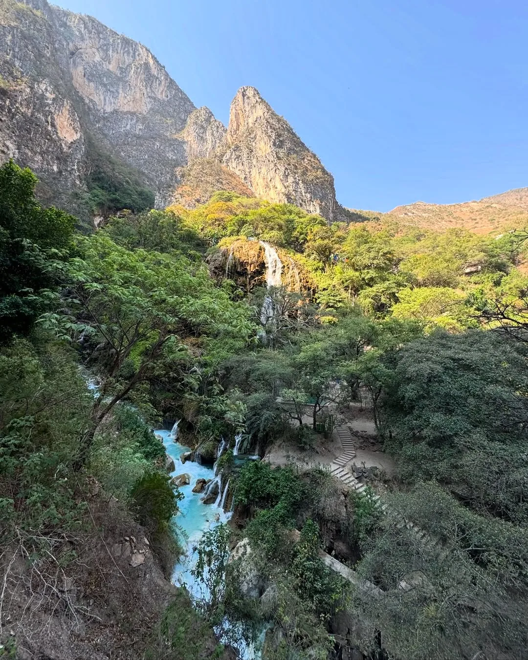 Cascada y río turquesa dentro del cañón de Tolantongo