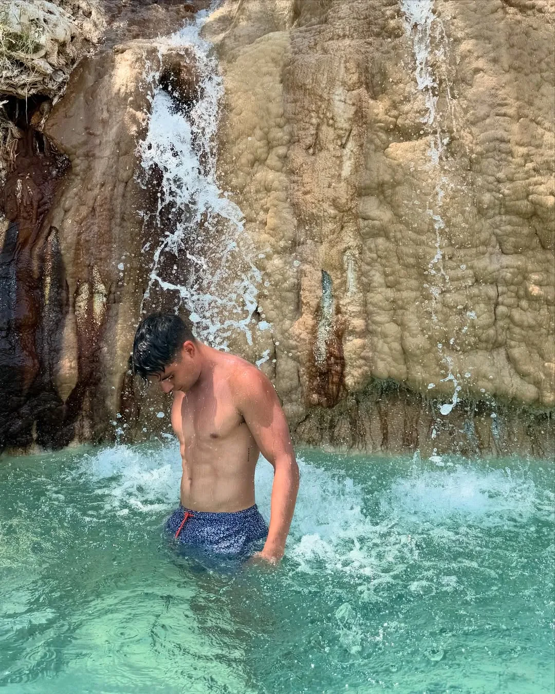 Visitante disfrutando la cascada termal de Tolantongo