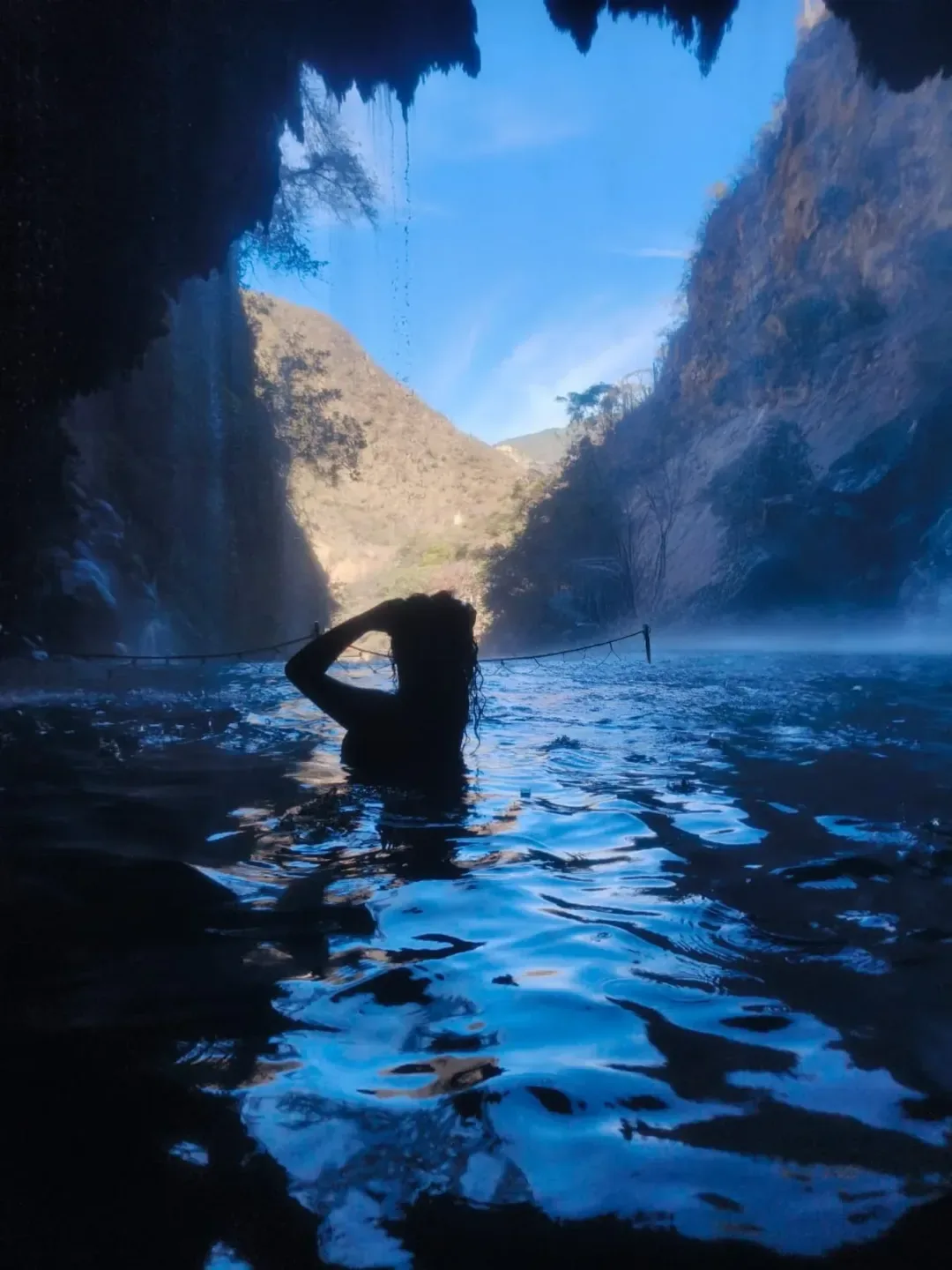 Silueta reflejada en el agua de la cueva termal de Tolantongo