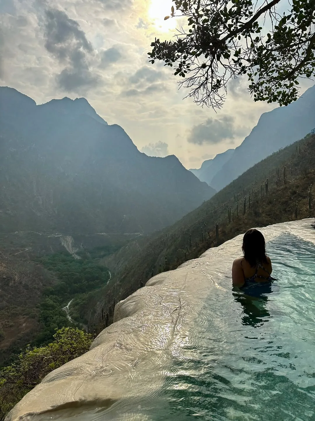 Poza infinita con vista panorámica al cañón de Tolantongo