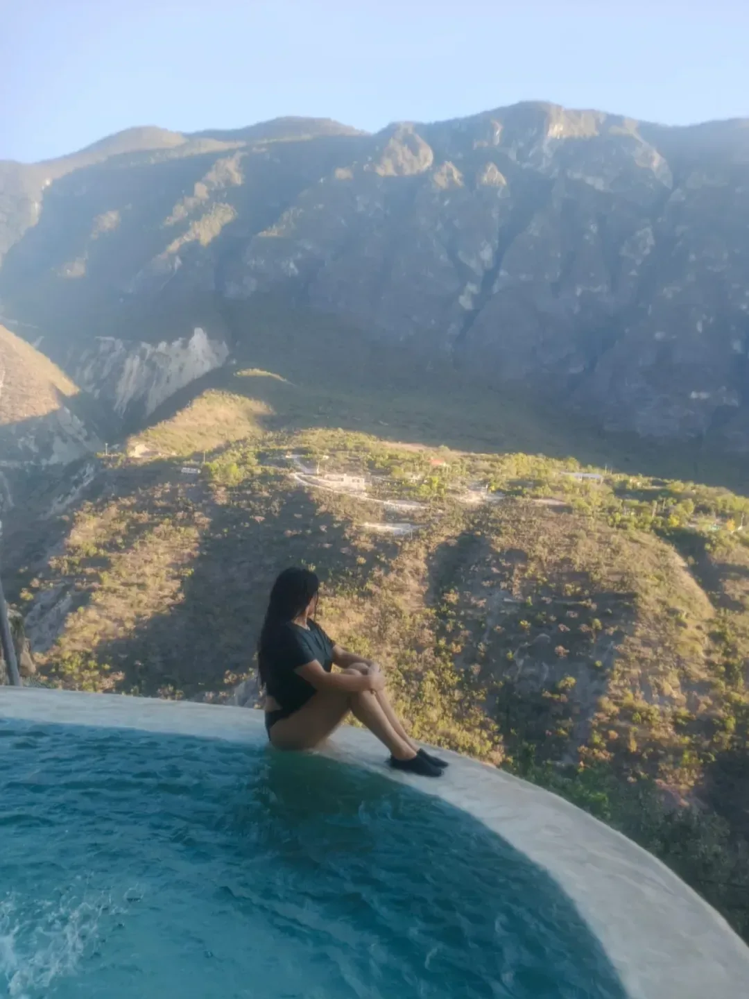Mujer disfrutando la poza infinita con vista al cañón de Tolantongo