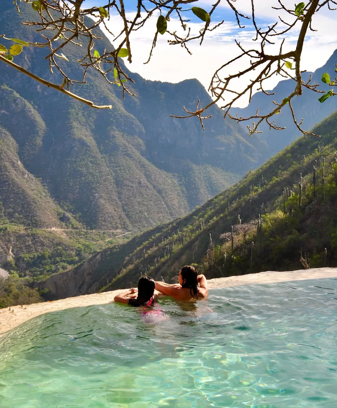 Pareja en la poza infinita con vista al cañón