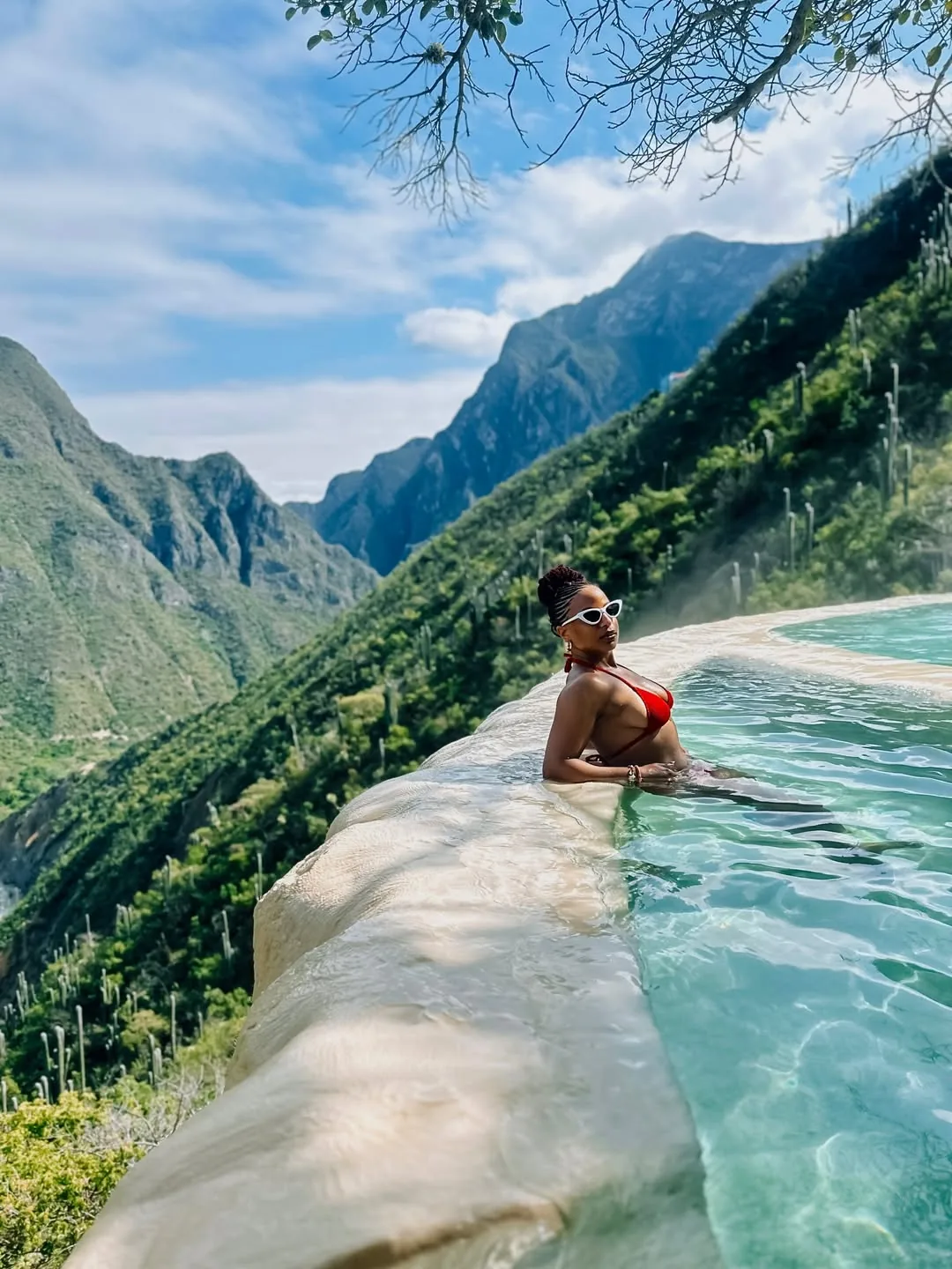 Mujer relajándose en poza termal junto al río de Tolantongo