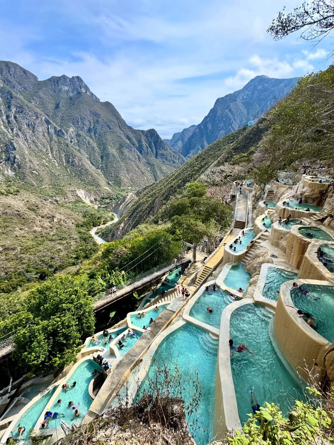Vista de las albercas termales en día soleado