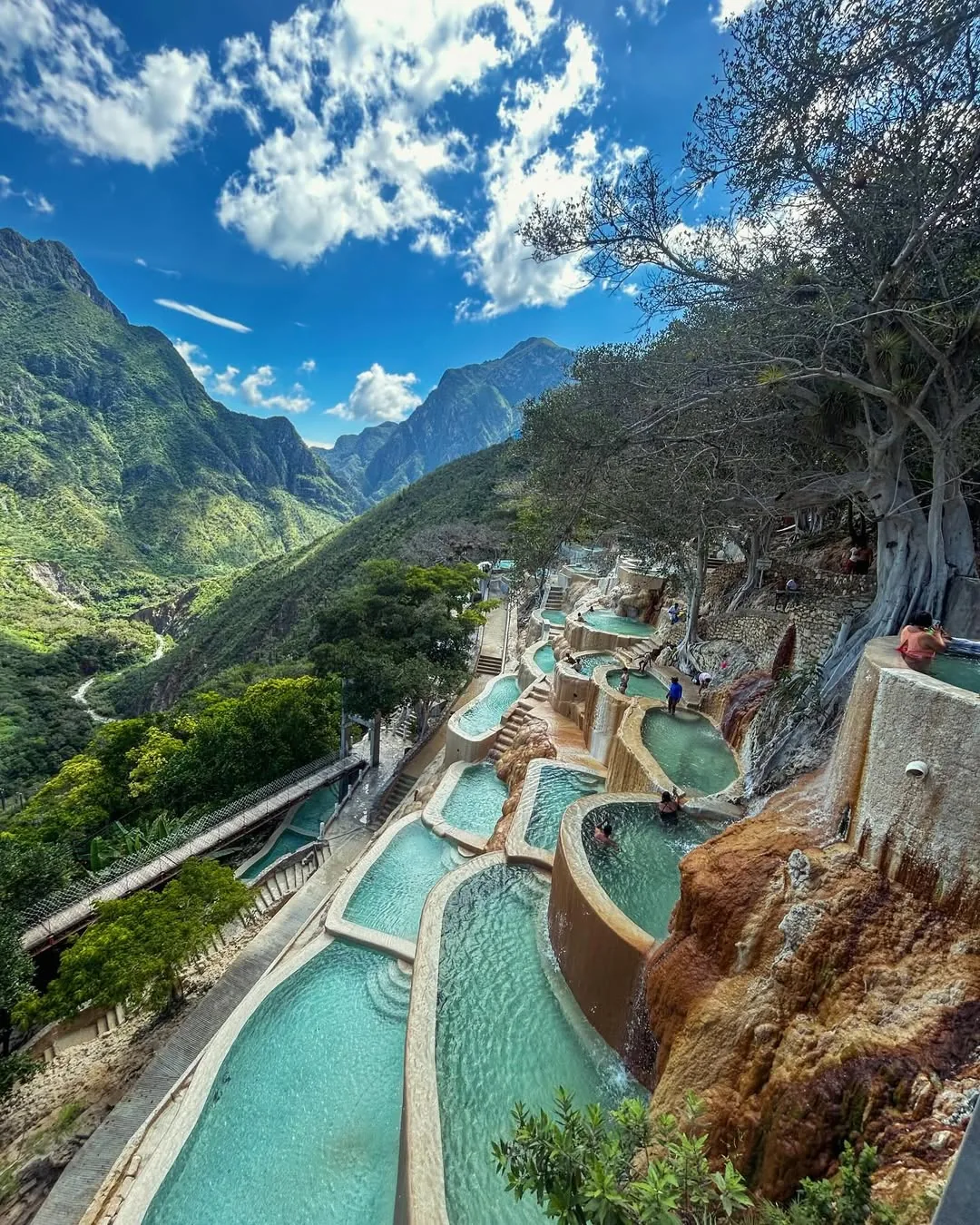 Pozas termales con vegetación verde del cañón de Tolantongo