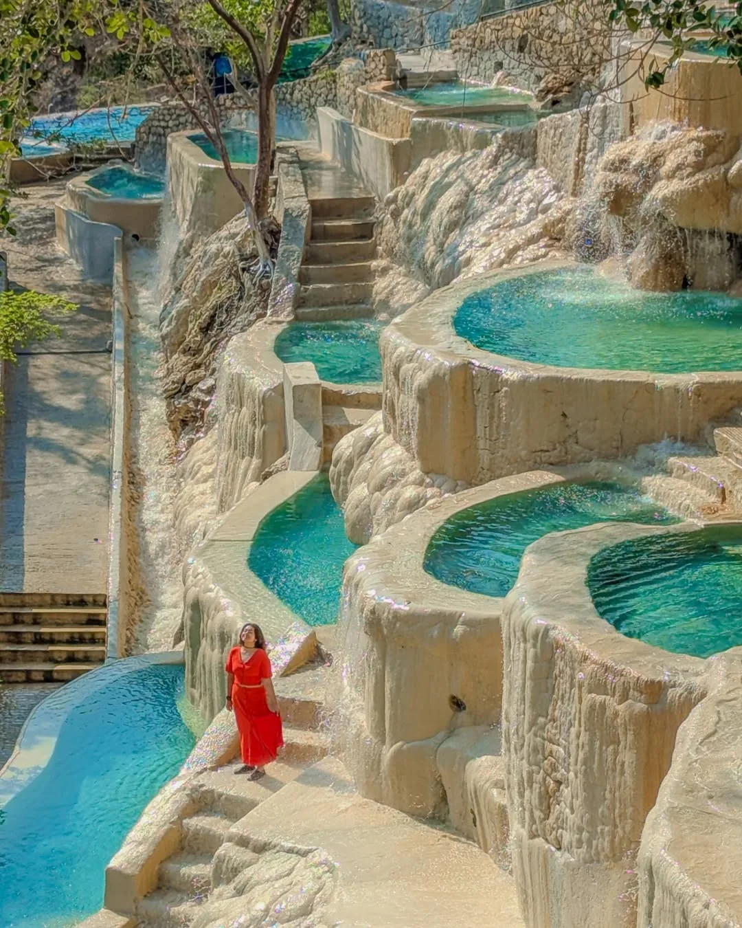 Vista panorámica de las cabañas y albercas escalonadas de las Grutas de Tolantongo