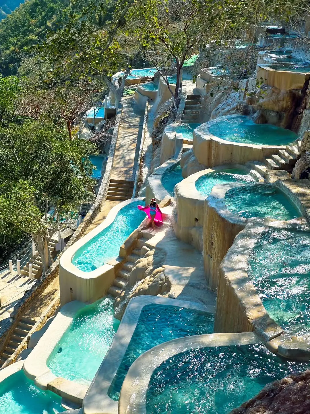 Mujer con pareo rosa en las pozas termales naturales