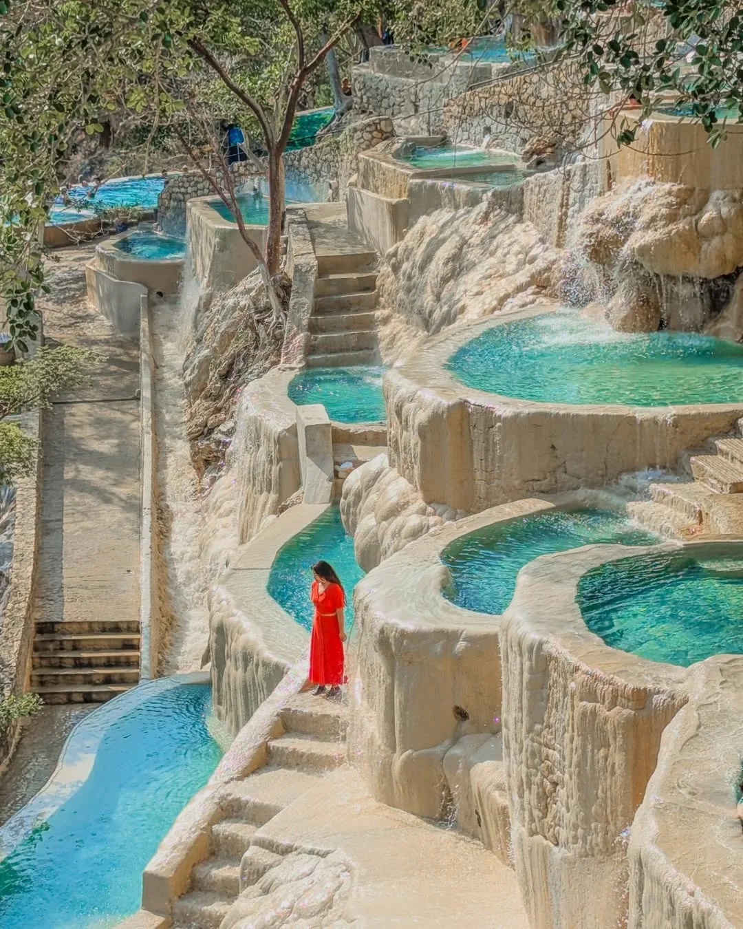 Mujer con vestido rojo en las pozas termales de Tolantongo
