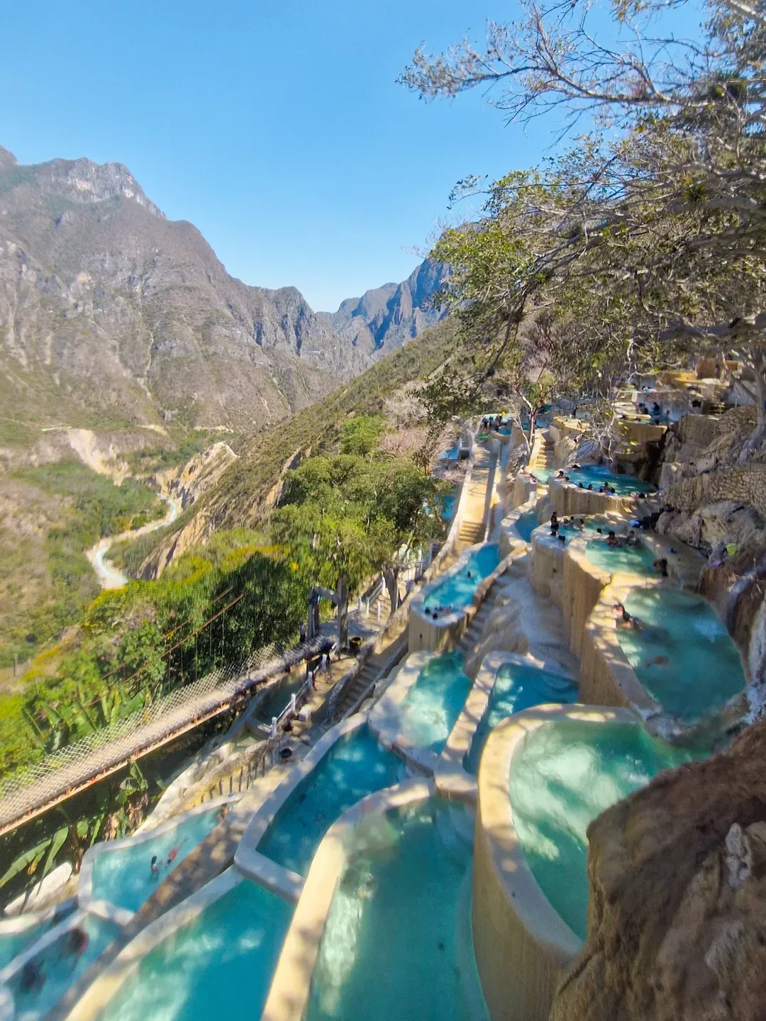 Vista alta y soleada de las pozas termales escalonadas