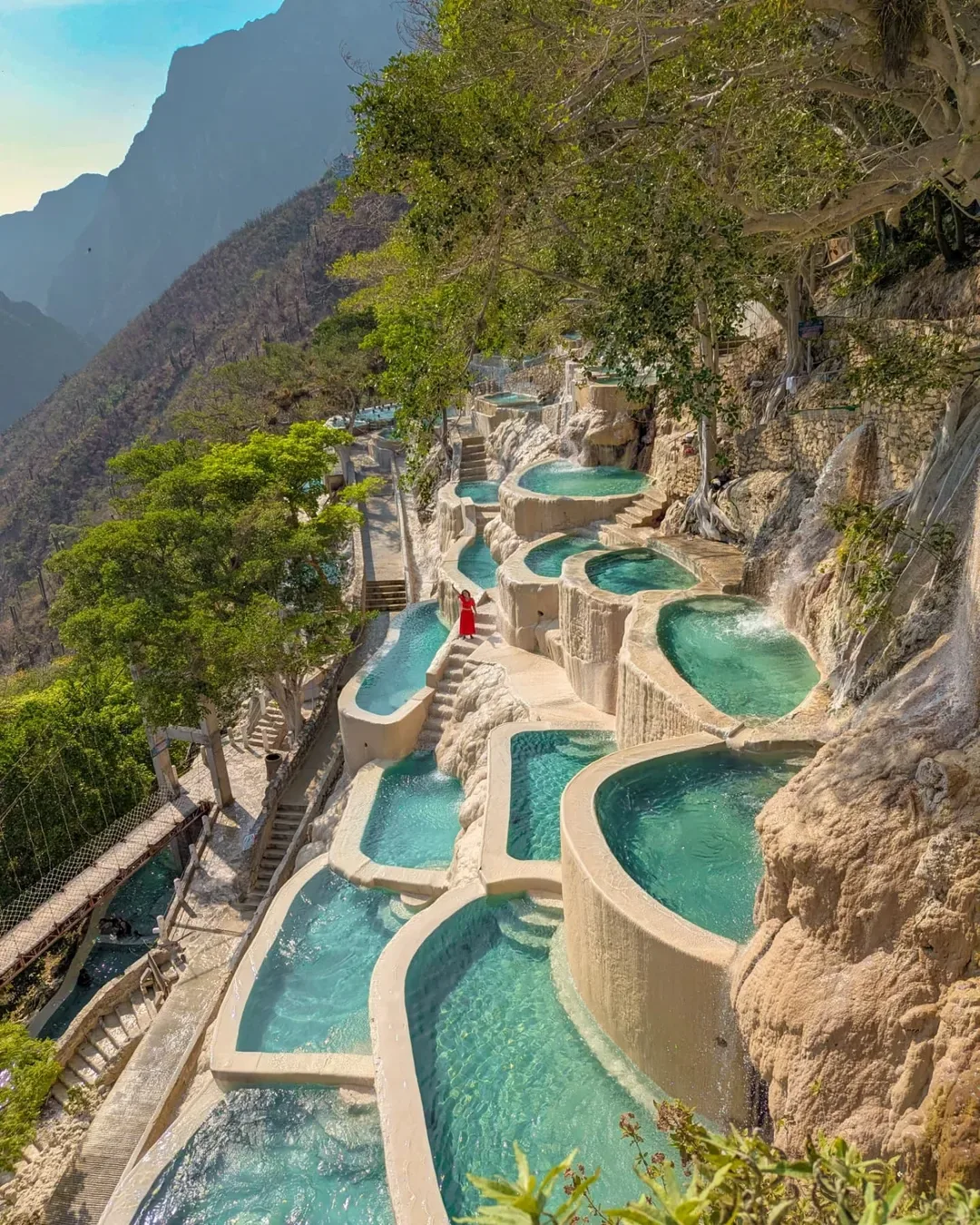 Vista panorámica de las Grutas de Tolantongo con aguas termales turquesa