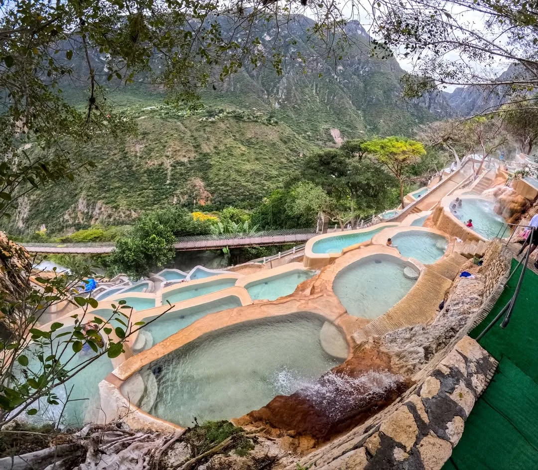 Vista superior del puente colgante sobre las pozas termales de Tolantongo