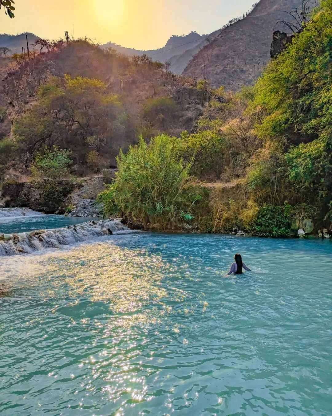 Río turquesa de Tolantongo al atardecer con luz dorada