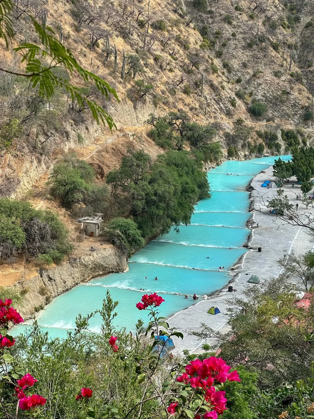 Balneario natural en el río turquesa de Tolantongo