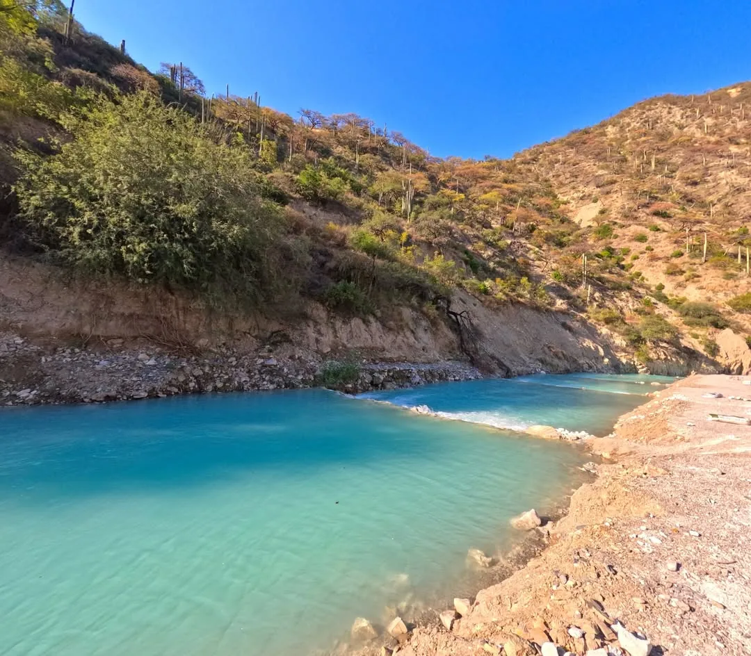 Ribera natural del río turquesa de Tolantongo