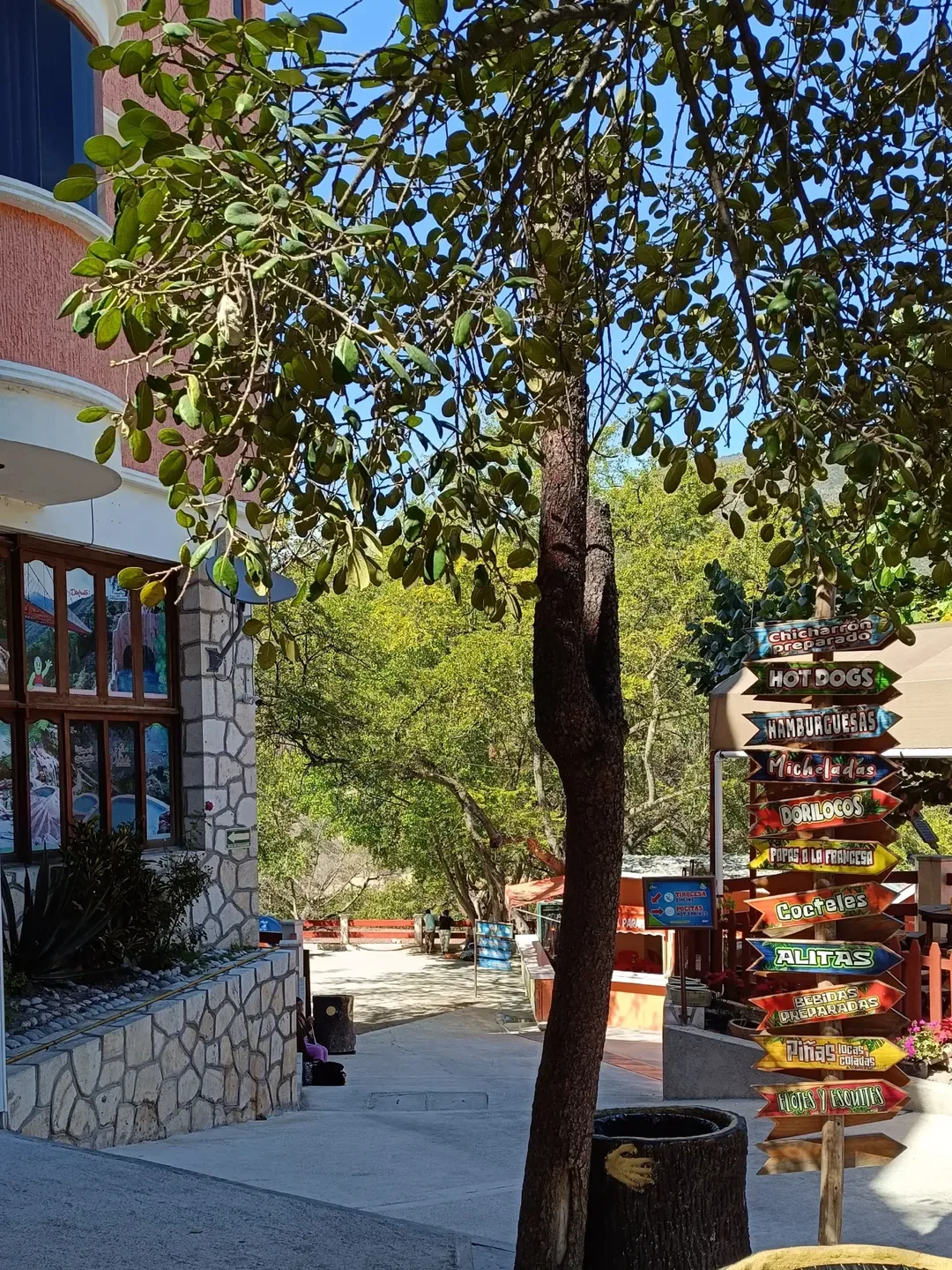Zona comercial y de servicios en Grutas de Tolantongo